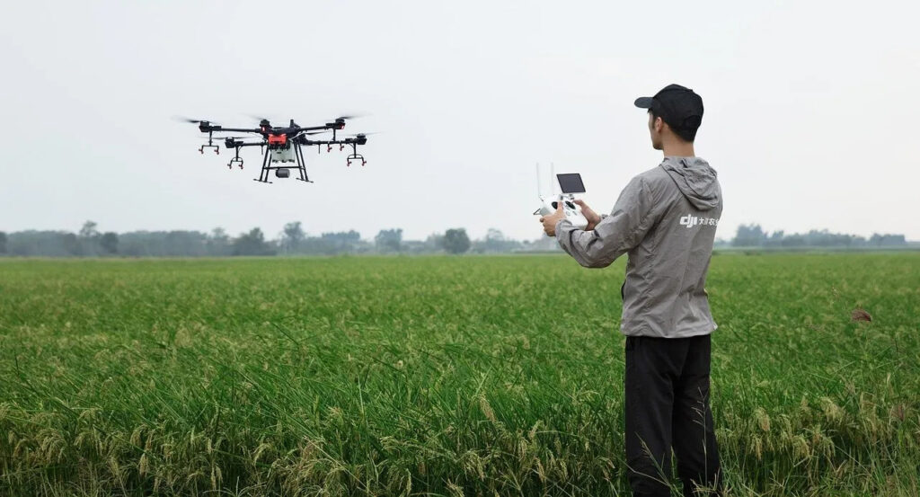 8 Lợi ích khi phun thuốc bằng máy bay không người lái dieu khien may bay phun thuoc khong nguoi lai tu xa min DRONE1 Forum điều khiển máy bay phun thuốc để phun thuốc trừ sâu từ xa trên cánh đồng lúa