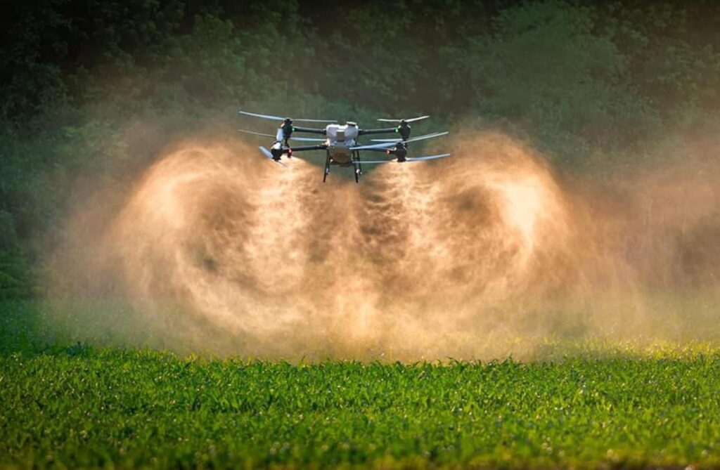 Nông nghiệp sạch: Định nghĩa, lợi ích và thách thức drone phun thuoc dji dang phun thuoc DRONE1 Forum Máy bay phun thuốc DJI đang làm việc trên cánh đồng