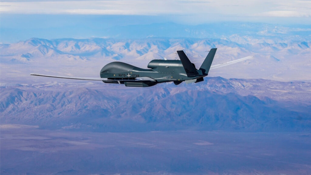 UAV là gì? Top 10 ứng dụng nổi bật nhất của UAV giai thich khai niem uav DRONE1 Forum UAV, máy bay không người lái đang bay trên bầu trời