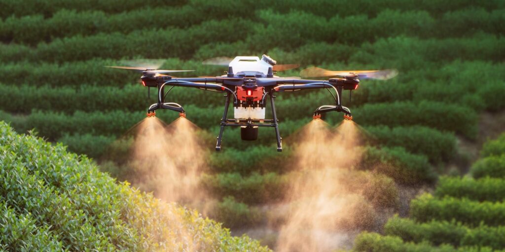 Ứng dụng của máy bay không người lái trong nông nghiệp may bay khong nguoi lai phun thuoc tru sau DRONE1 Forum công nghệ máy bay không người lái được áp dụng rất nhiều vào lĩnh vực nông nghiệp hiện đại quy mô lớn