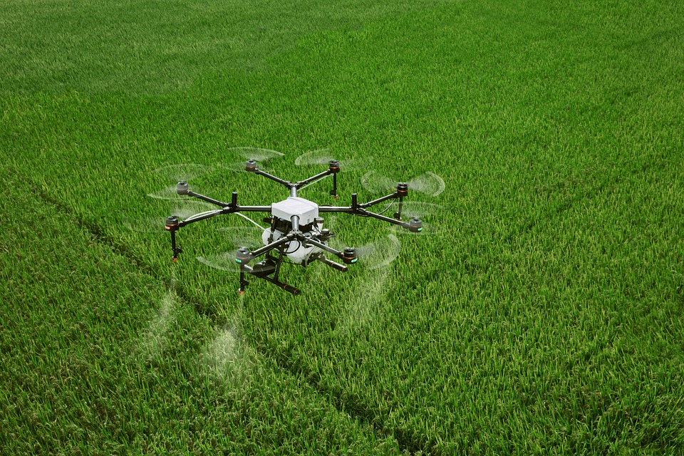 UAV là gì? Top 10 ứng dụng nổi bật nhất của UAV may bay khong nguoi lai uav canh quat DRONE1 Forum máy bay không người lái UAV cánh quạt đang bay để phun thuốc trên cánh đồng