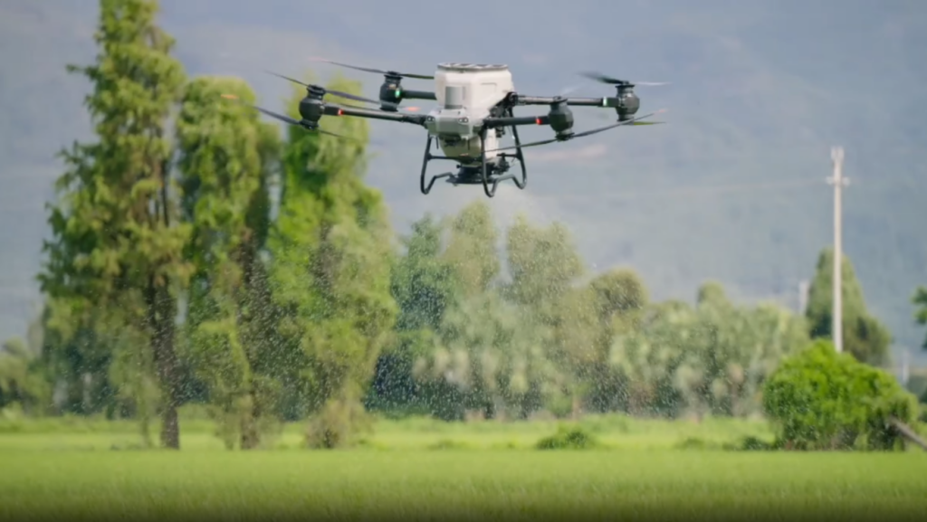 Ứng dụng của máy bay không người lái trong nông nghiệp may bay nong nghiep rai phan bon DRONE1 Forum Máy bay nông nghiệp hỗ trợ rải phân bón, hạt giống rất đều và nhanh chóng