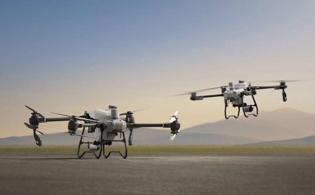 Có nên mua máy phun thuốc trừ sâu điều khiển từ xa? may bay phun thuoc co lon va co nho DRONE1 Forum Nên chọn mua máy bay xịt thuốc cỡ lớn hay cỡ nhỏ