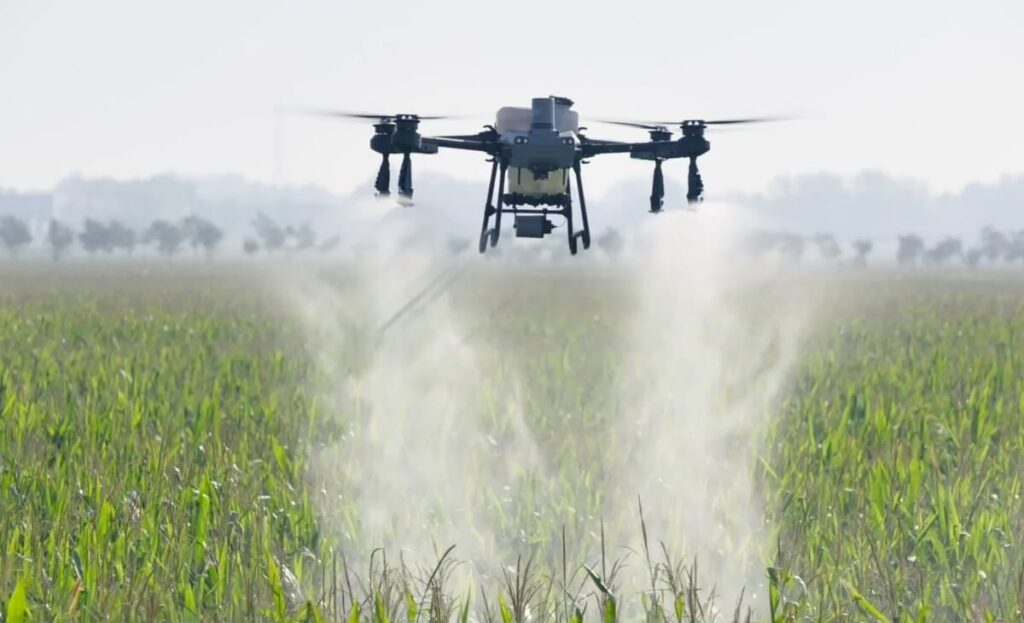 Có nên đầu tư máy bay phun thuốc trừ sâu không? may bay phun thuoc tru sau dji agras t25 DRONE1 Forum máy bay phun thuốc trừ sâu dji agras t25 đang phun thuốc trên cánh đồng