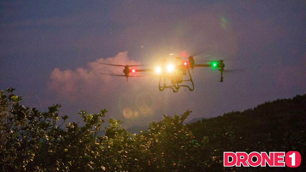 8 Lợi ích khi phun thuốc bằng máy bay không người lái may bay phun thuoc tru sau hoat dong ban dem DRONE1 Forum máy bay phun thuốc có thể hoạt động tốt vào ban đêm dựa vào định vị GPS, cảm biến và hệ thống đèn led