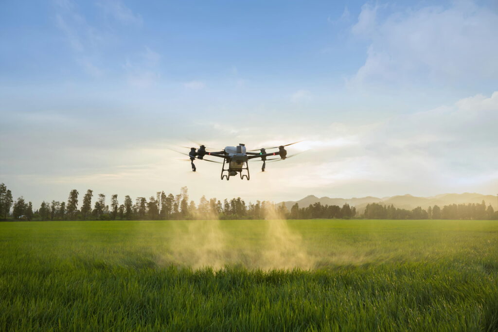 Máy bay xịt lúa giá bao nhiêu? Có nên đầu tư không? may bay xit lua dang lam viec tren canh dong min DRONE1 Forum máy bay xịt lúa đang phun thuốc trên cánh đồng rộng lớn