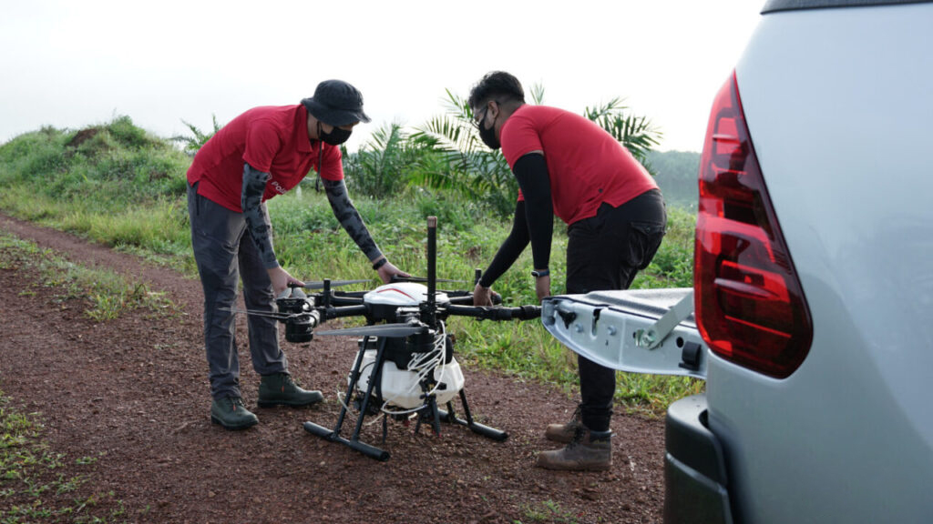 8 Lợi ích khi phun thuốc bằng máy bay không người lái tiet kiem chi phi phun thuoc voi may bay khong nguoi lai DRONE1 Forum máy bay phun thuốc có thể vận hành được với 1 hoặc 2 người