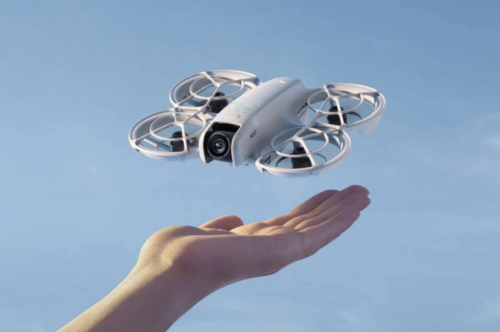 DJI Neo chính thức ra mắt: Flycam FPV giá rẻ cực chất DJI Neo voi kich thuoc nho gon min DRONE1 Forum DJI Neo với kích thước nhỏ gọn