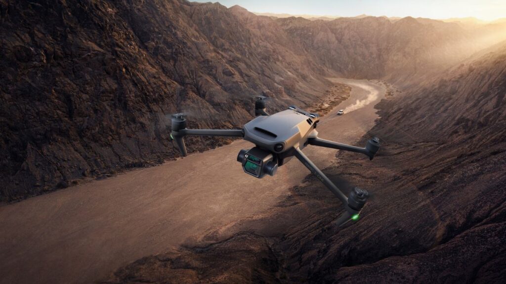 Hướng dẫn cách bay flycam cho người mới bắt đầu flycam dji mavic 3 classi dang bay DRONE1 Forum Flycam DJI Mavic 3 Classi đang bay