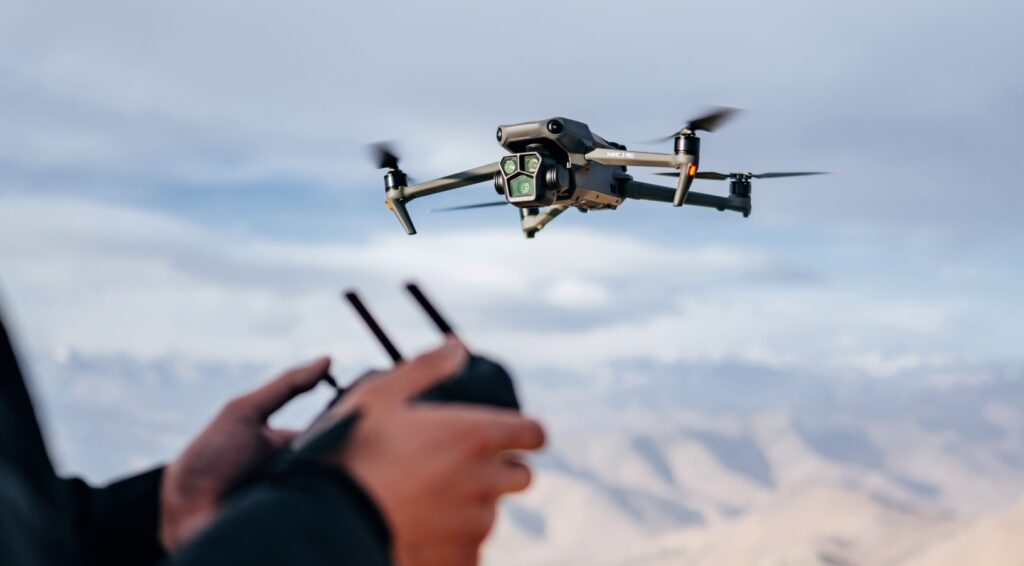 Nên mua flycam giá bao nhiêu tiền thì phù hợp với bạn? flycam dji mavic 3 pro chinh hang gia re DRONE1 Forum Flycam DJI Mini 3 Pro chính hãng cao cấp