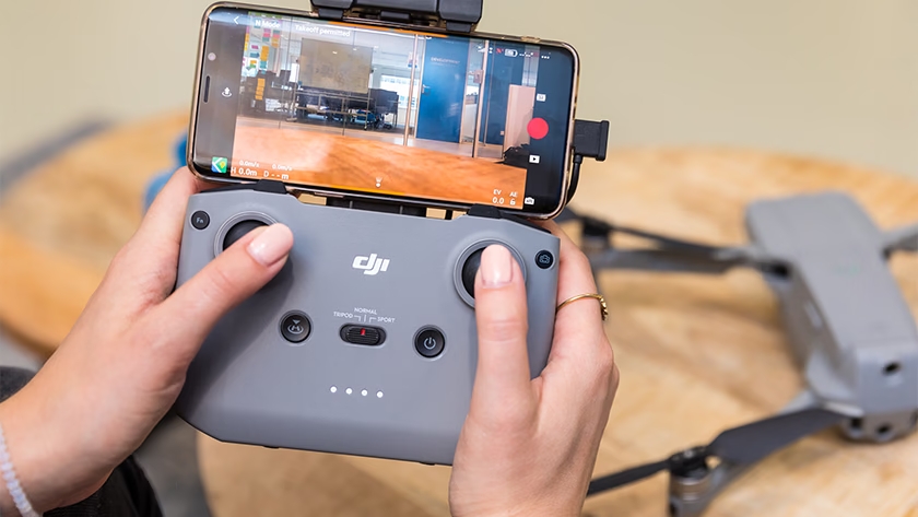 Hướng dẫn cách bay flycam cho người mới bắt đầu gan dien thoai vao tay cam dieu khien flycam dji 1 DRONE1 Forum Tay cầm gắn điện thoại thông minh của DJI