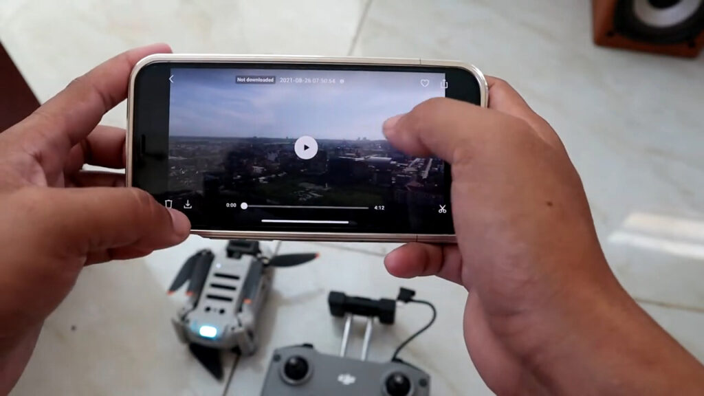 Hướng dẫn cách lấy video từ flycam đơn giản nhất lay video cua flycam bang dien thoai 3 DRONE1 Forum Chọn video rồi ấn nút tải xuống ở góc trái bên dưới