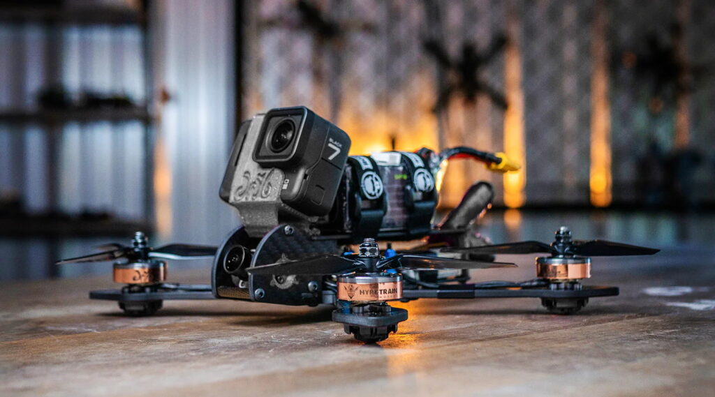 FPV là gì? FPV Drone là gì? Tìm hiểu tất cả mọi thứ nguyen ly hoat dong cua fpv drone min DRONE1 Forum FPV drone được gắn GoPro